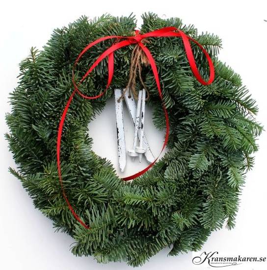 Krans i nobilis i gruppen Högtider / Jul / Julpynt / Julkransar / Dekorerade hos Kransmakaren.se (193-adelkrans m skidor 11)